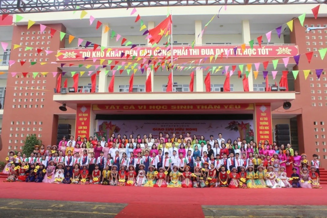 “Khăn quàng đỏ” hữu nghị