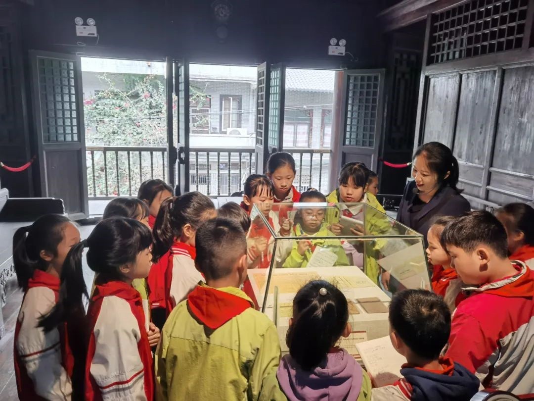 “Khăn quàng đỏ” hữu nghị