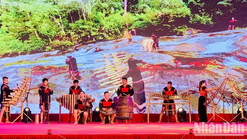 Chương trình nghệ thuật sôi động và phong phú với sự tham gia của nhiều đoàn nghệ thuật biểu diễn đến từ nhiều vùng miền trong cả nước.