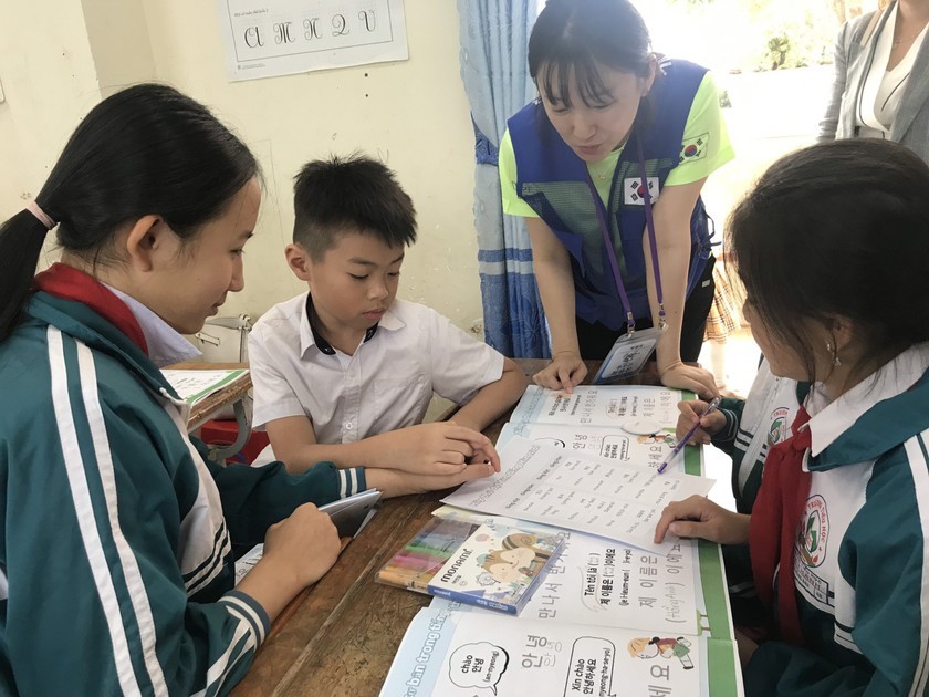 Học sinh Đà Lạt có thêm hiểu biết về văn hóa Hàn Quốc từ tình nguyện viên nước bạn Học sinh Đà Lạt có thêm hiểu biết về văn hóa Hàn Quốc từ tình nguyện viên nước bạn