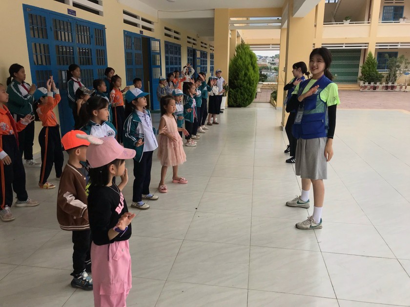 Học sinh Đà Lạt có thêm hiểu biết về văn hóa Hàn Quốc từ tình nguyện viên nước bạn Học sinh Đà Lạt có thêm hiểu biết về văn hóa Hàn Quốc từ tình nguyện viên nước bạn