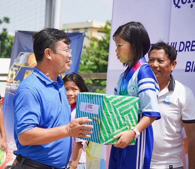 Hơn 100 trẻ em có hoàn cảnh khó khăn tham gia giải bơi "Chú ếch xanh"