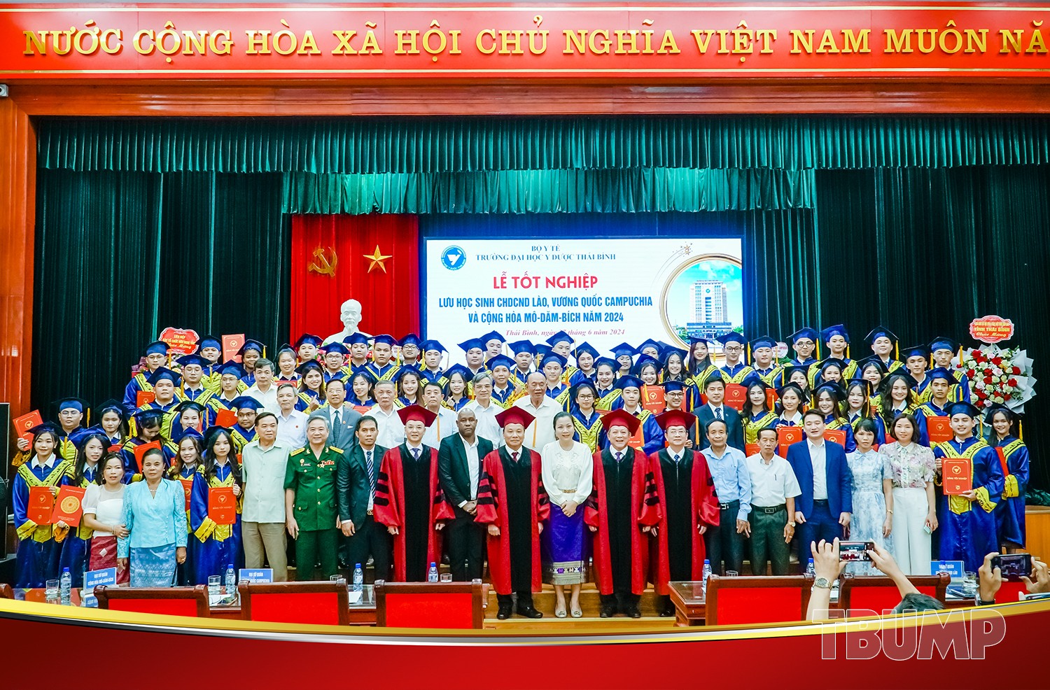 Các đại biểu và lưu học sinh tốt nghiệp chụp ảnh lưu niệm. (Ảnh: tbump.edu.vn)