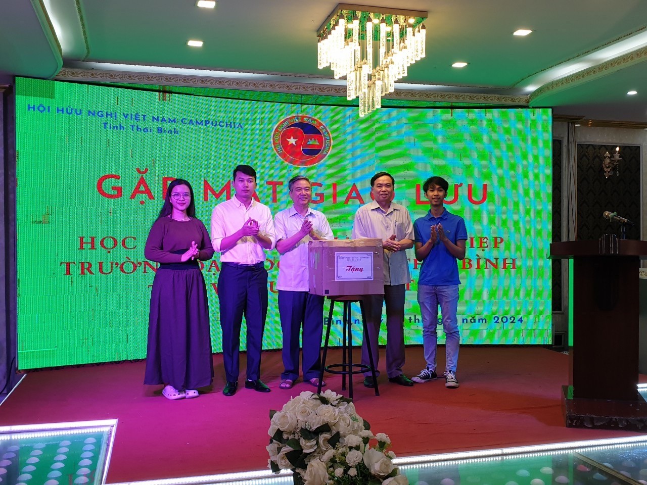  tặng quà cho sinh viên Campuchia ra trường về nước công tác. (Ảnh: NVCC)