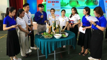 Thắm tình hữu nghị
