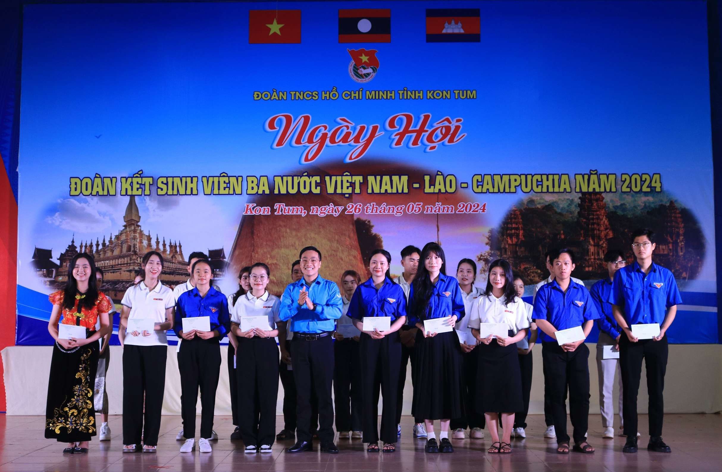 Thắm tình hữu nghị
