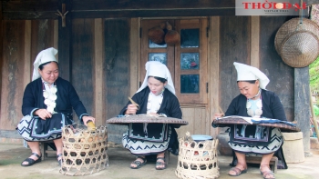 Giữ nghề, giữ lửa nghệ thuật in hoa văn sáp ong của người Dao Tiền