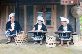 Giữ nghề, giữ lửa nghệ thuật in hoa văn sáp ong của người Dao Tiền