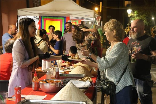 Sâu đậm ấn tượng Việt Nam tại Lễ hội văn hóa dân tộc Bagnara ở Italy