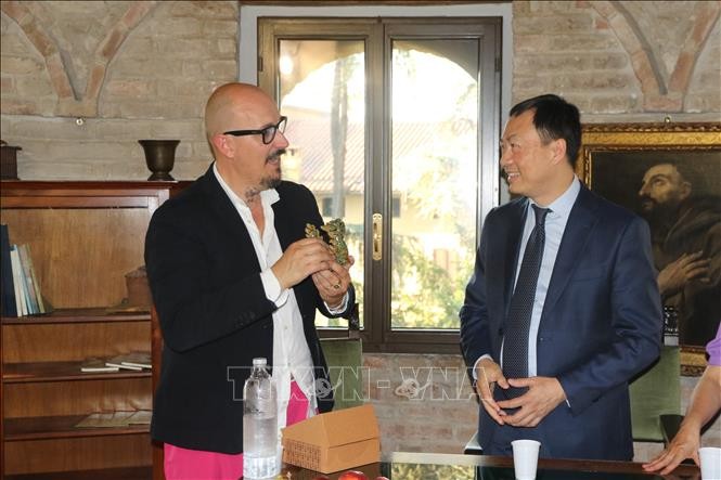 Sâu đậm ấn tượng Việt Nam tại Lễ hội văn hóa dân tộc Bagnara ở Italy