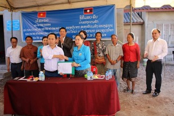 Phụ nữ tỉnh Phú Thọ (Việt Nam) hỗ trợ 2 mái ấm tình thương cho phụ nữ nghèo ở Luông Nậm Thà (Lào)
