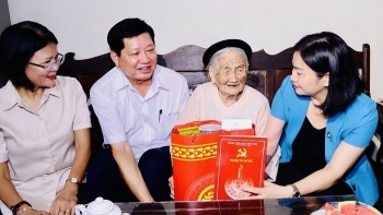 Kỷ niệm 70 năm Ngày Giải phóng Thủ đô: Thông qua mức chi tặng quà các đối tượng chính sách, người có công