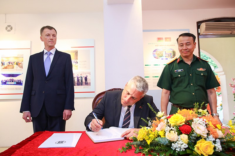  Uladzimir Baravikou bày tỏ cảm xúc trong sổ cảm tưởng. Ảnh BTLSQSVN