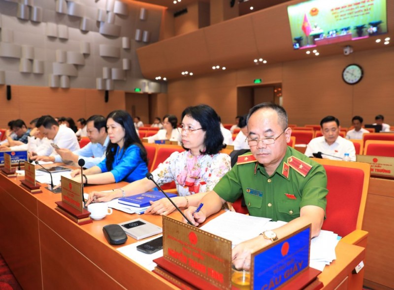 Các đại biểu bấm nút biểu quyết thông qua Nghị quyết tại Kỳ họp.