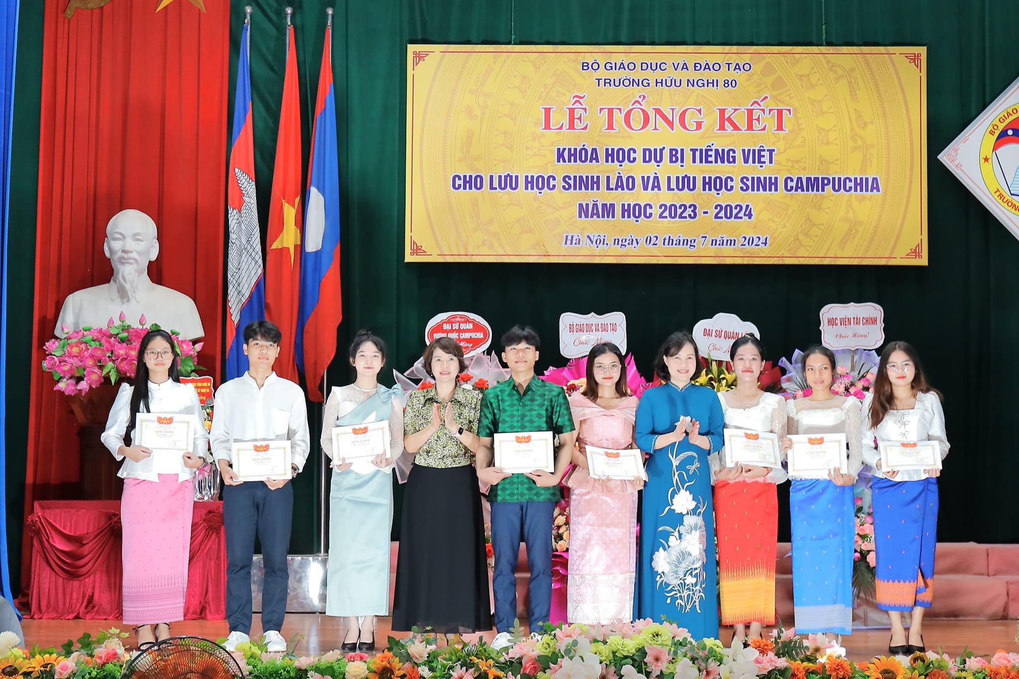Các lưu học sinh nhận giấy khen của Trường Hữu nghị 80
