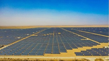 Sa mạc Trung Quốc được phủ lớp áo xanh mới nhờ tấm quang điện