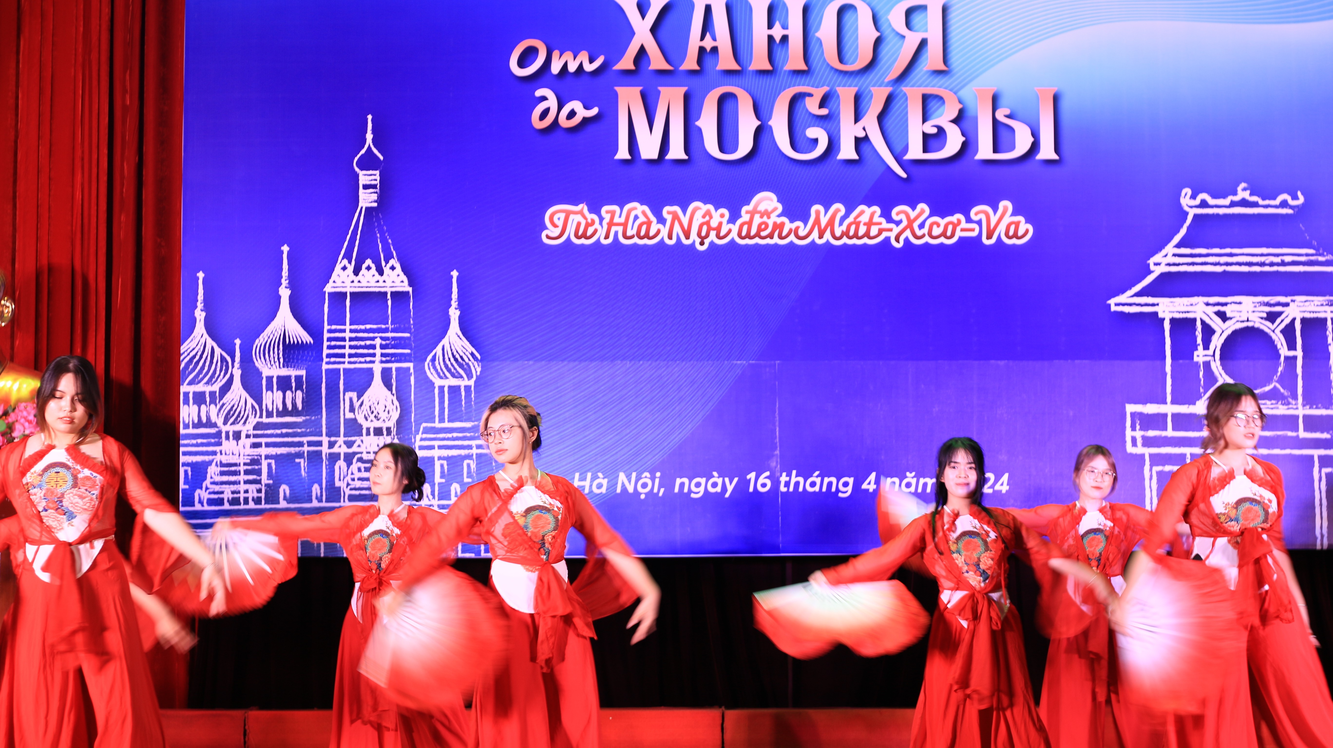 Một tiết mục văn nghệ do sinh viên Đại học Ngoại ngữ - Đại học Quốc gia Hà Nội thể hiện tại chương trình “Từ Hà Nội đến Moscow 2024”. (Ảnh: Hoàng Yến)