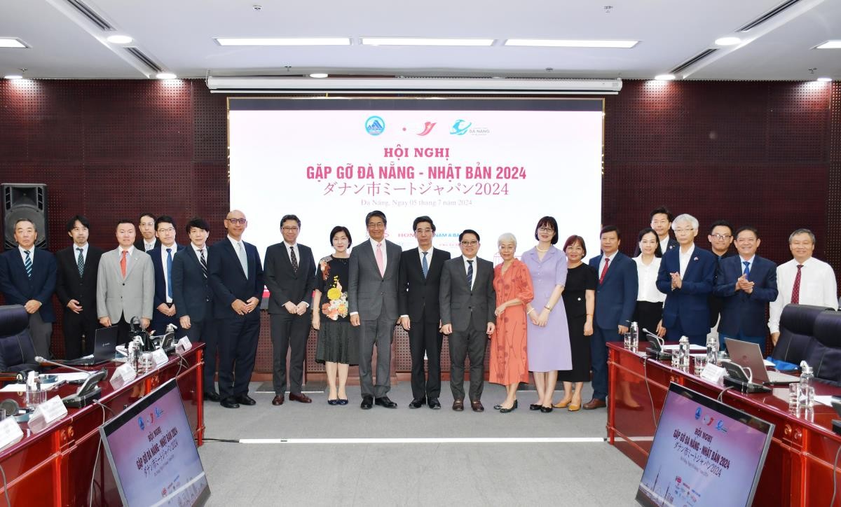 Các đại biểu Nhật Bản và TP Đà Nẵng tham dự Hội nghị chụp ảnh lưu niệm.