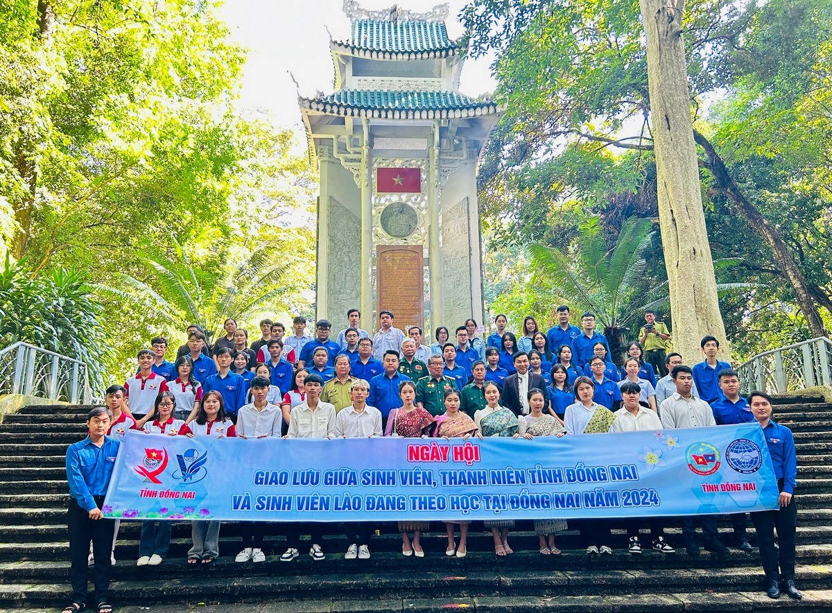 Sinh viên Đồng Nai và sinh viên Lào dâng hương tưởng niệm các anh hùng liệt sĩ tại di tích Căn cứ Trung ương cục miền Nam, huyện Vĩnh Cửu, tỉnh Đồng Nai. (Ảnh: doanthanhnien.vn)