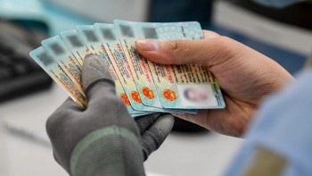 Người ra nước ngoài định cư và thôi quốc tịch Việt Nam sẽ bị thu hồi căn cước công dân