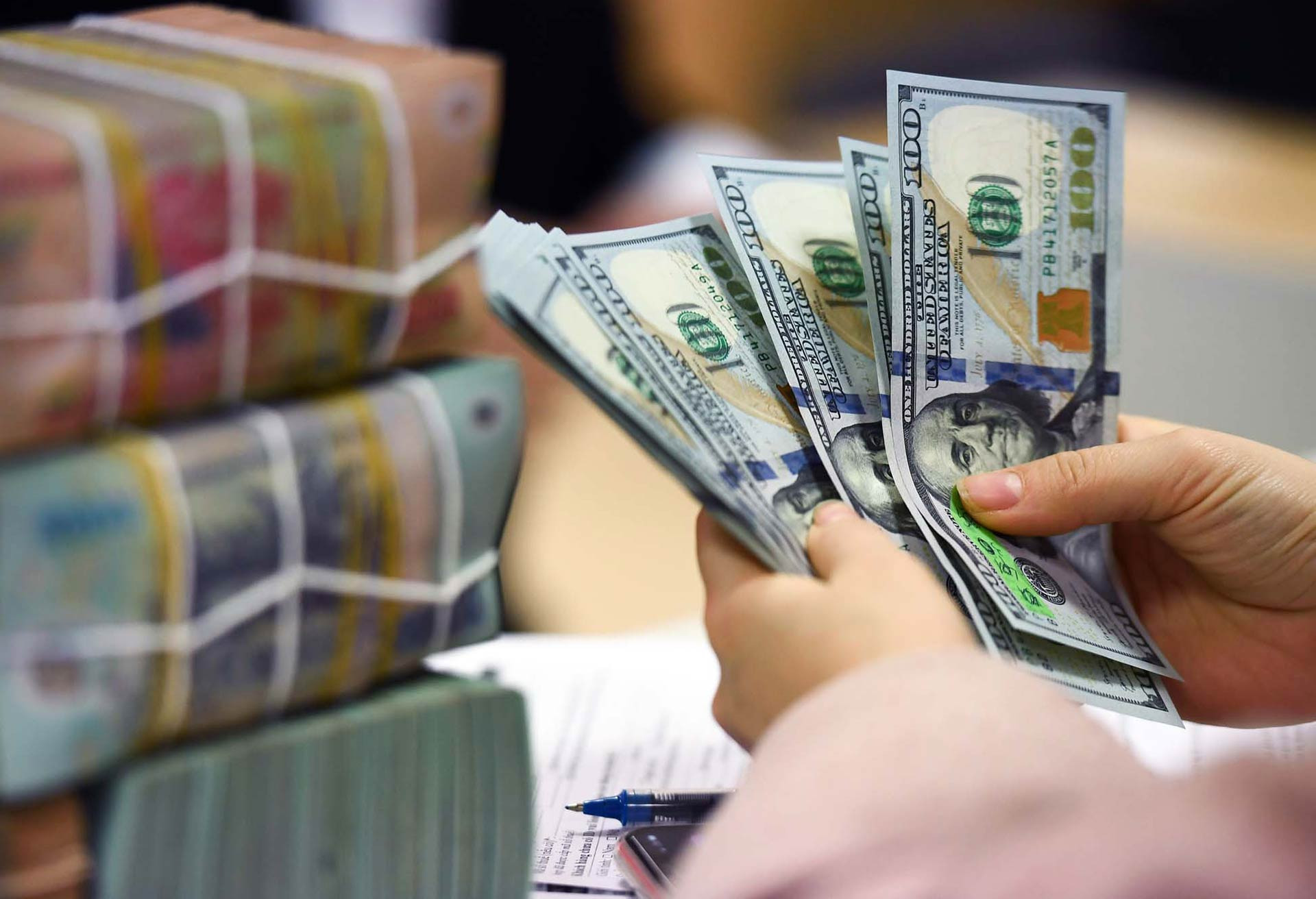 Ba giải pháp đối phó với áp lực tỷ giá