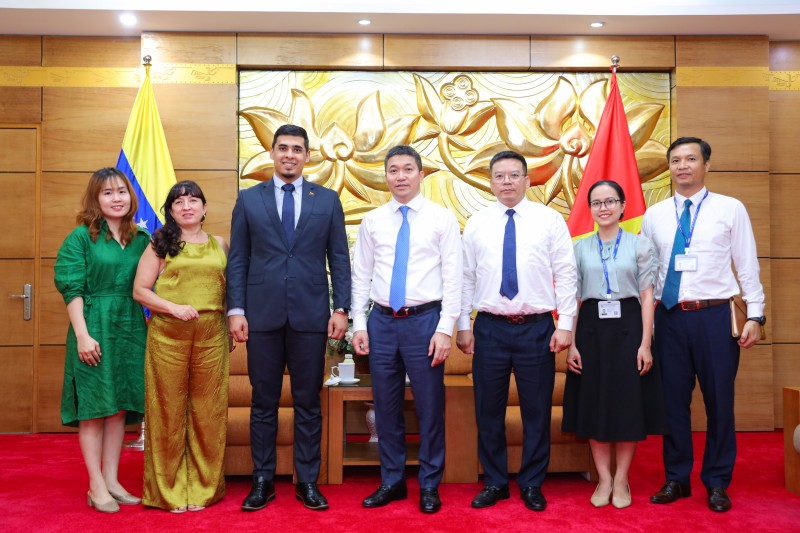 Các đại biểu dự buổi tiếp chụp ảnh lưu niệm. (Ảnh: Đinh Hòa)
