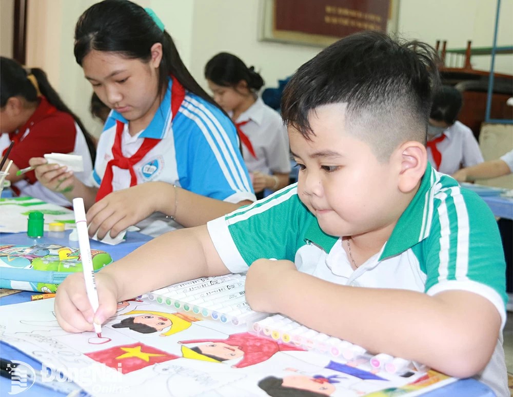 Học sinh tham gia hội thi vẽ tranh do Liên hiệp các tổ chức hữu nghị tỉnh, Hội Hữu nghị Việt Nam - Nhật Bản tỉnh Đồng Nai, Nhà Thiếu nhi Đồng Nai phối hợp tổ chức.