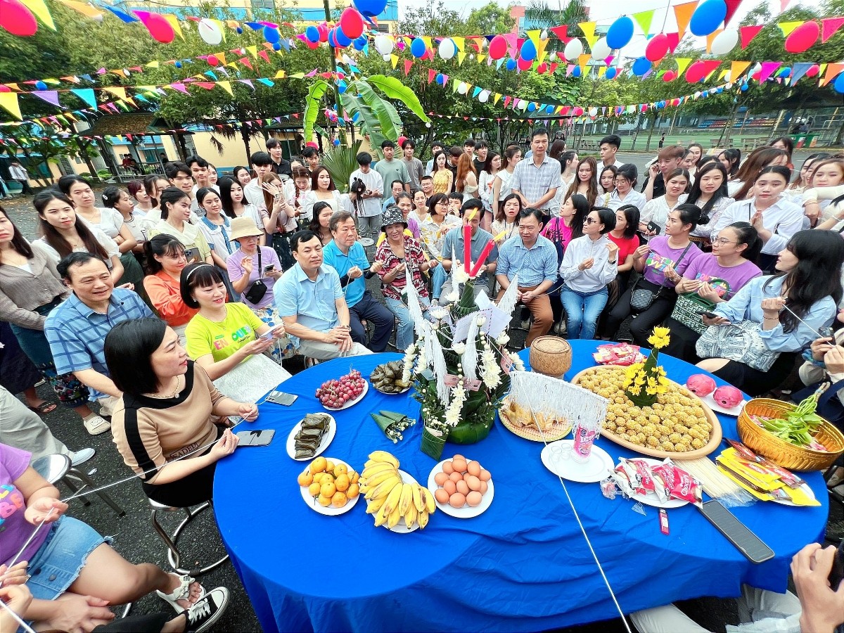 Trường Cao đẳng Thái Nguyên đã tổ chức Tết cổ truyền Bunpimay 2567 - Lào và Chol Chnam Thmay 2568 - Campuchia cho các em lưu học sinh Lào, Campuchia đang sinh sống và học tập tại Trường