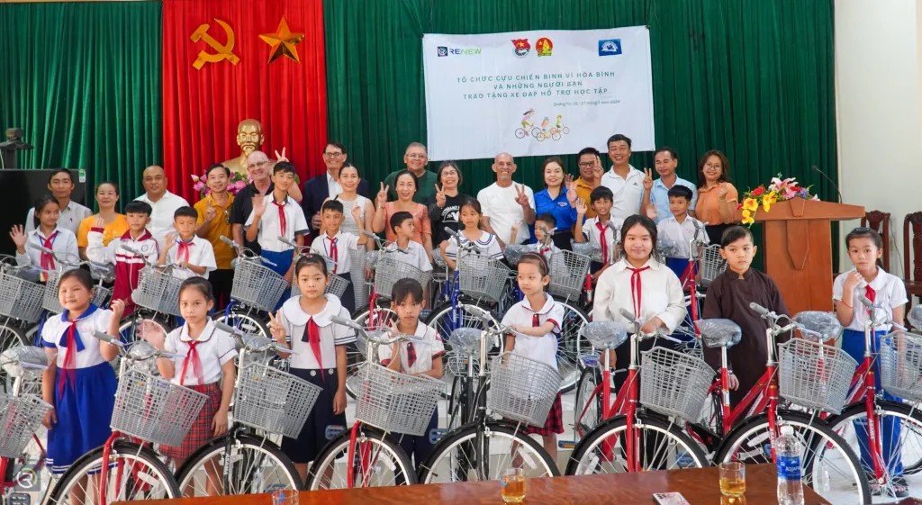 Đoàn cựu chiến binh tặng xe đạp cho trẻ em Quảng Trị