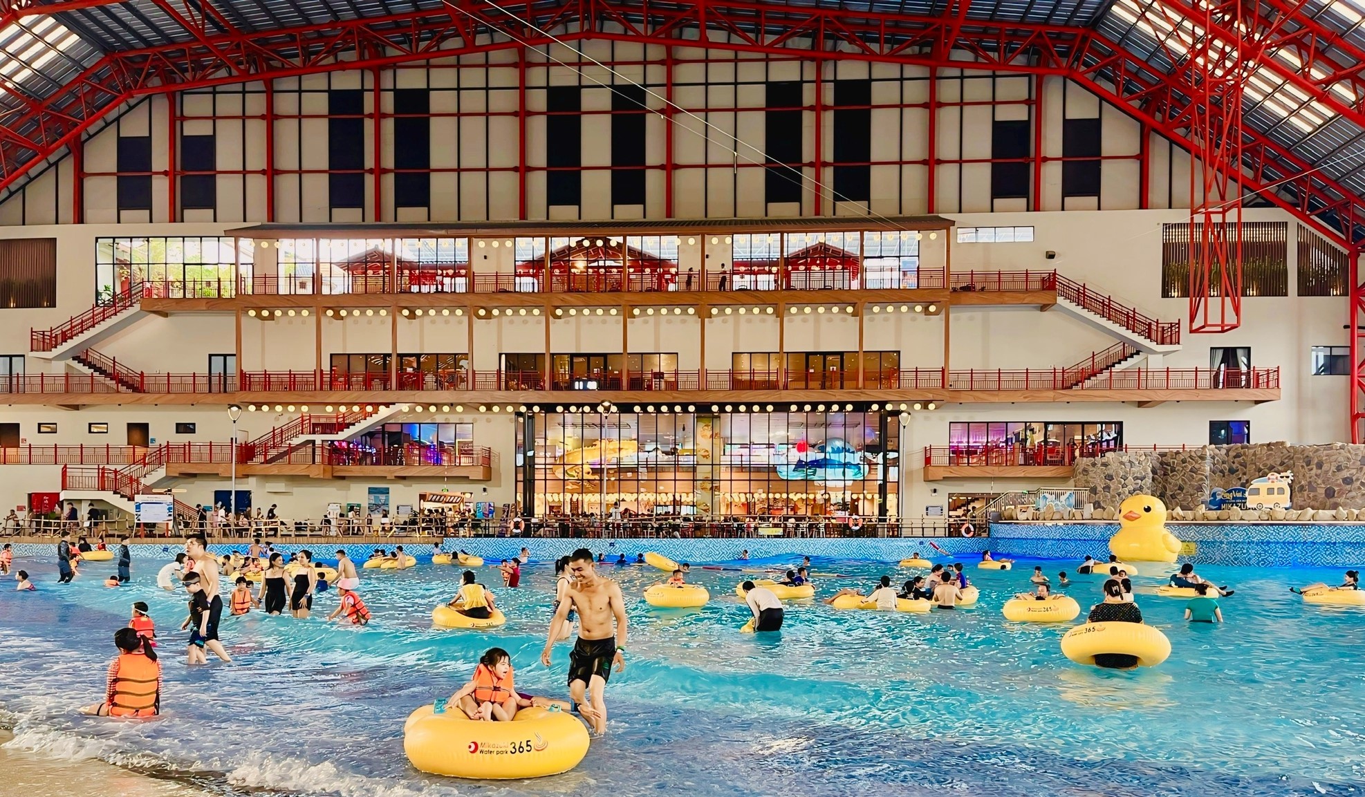 Chỉ riêng ngày 13/7, có hơn 5.000 lượt khách đến công viên nước trong nhà Mikazuki Water Park 365.
