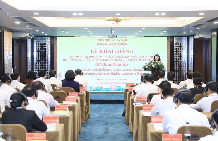 Phó Bí thư Thường trực Thành ủy Nguyễn Thị Tuyến phát biểu khai giảng lớp học (Ảnh: T.L).