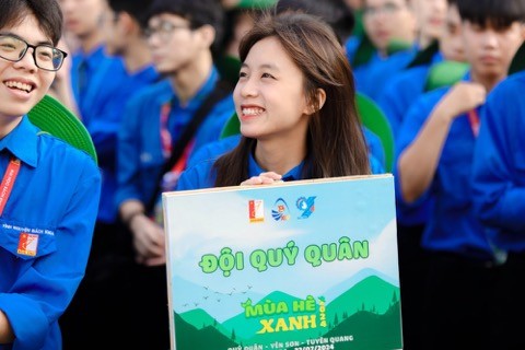 Hình ảnh các “chiến sĩ” tình nguyện Đại học Bách khoa Hà Nội hân hoan chuẩn bị cho một mùa hè rực rỡ.