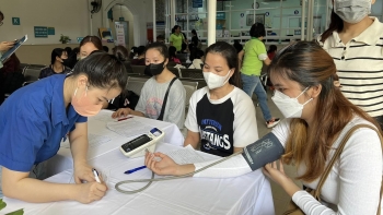 Nữ sinh viên Lào, Campuchia được khám sức khỏe miễn phí