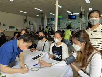 Nữ sinh viên Lào, Campuchia được khám sức khỏe miễn phí
