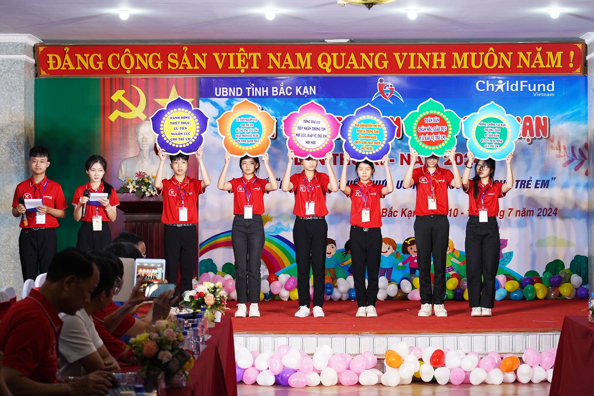 Trẻ em trao thông điệp tại Diễn đàn