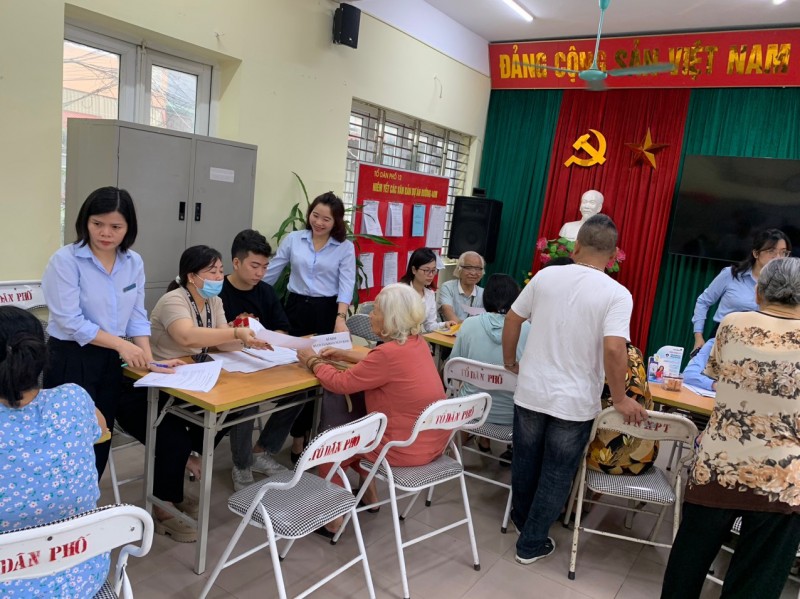 công tác triển khai ứng dụng CSDL QG về dân cư và BHXH trong chi trả lương hưu, trợ cấp BHXH hằng tháng qua phương tiện thanh toán không dùng tiền mặt (Ảnh: T.L).