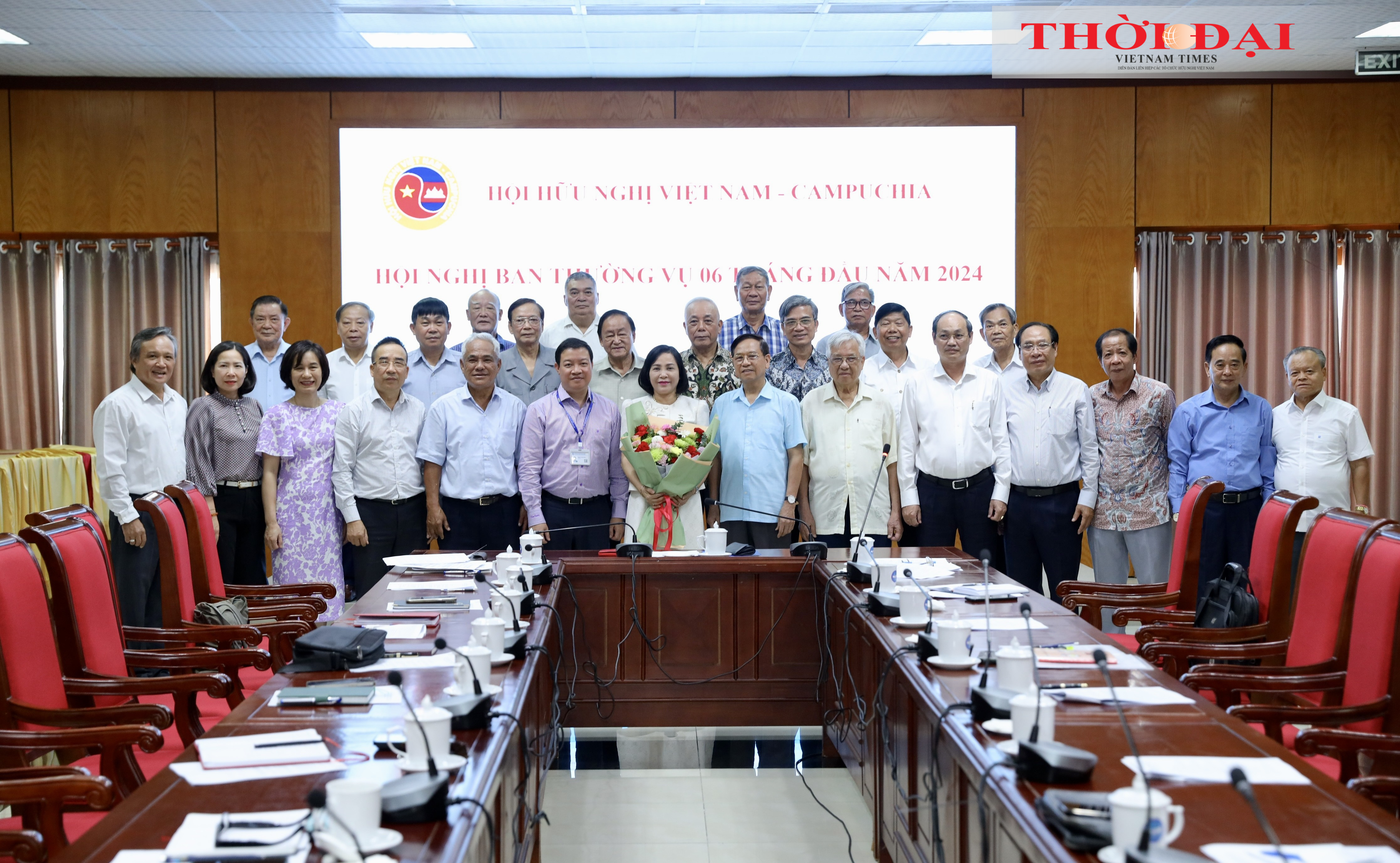 Các đại biểu chụp ảnh lưu niệm. (Ảnh: Đinh Hòa)