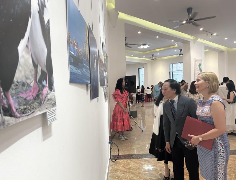Đại sứ đặc mệnh toàn quyền Peru tại Việt Nam Patricia Yolanda Raez và Phó Cục trưởng Cục Hợp tác quốc tế, Bộ Văn hoá, Thể thao và Du lịch Trần Nhất Hoàng tại triển lãm. (Ảnh: Thu Phượng)