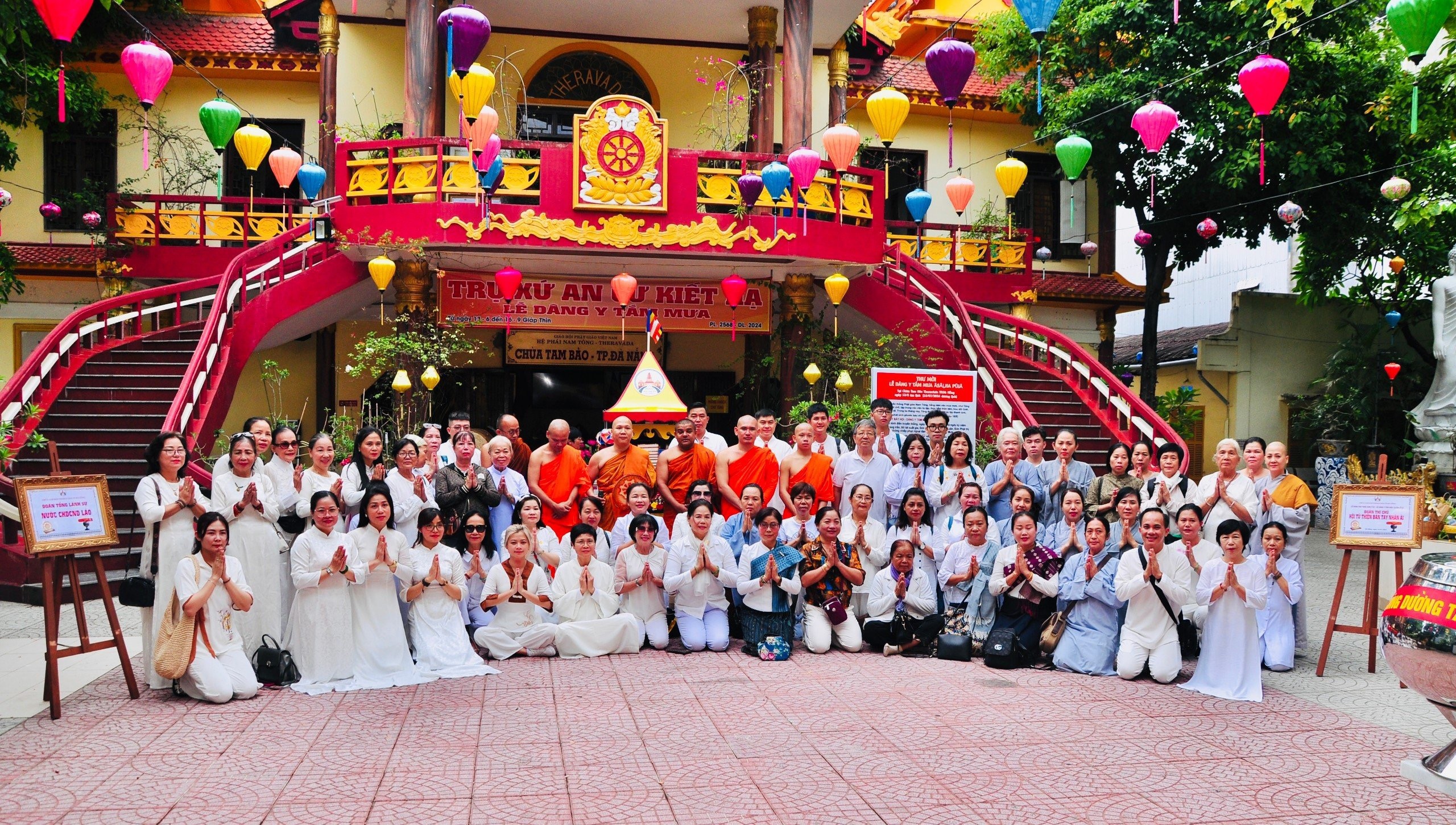Đoàn Tổng Lãnh sự quán Lào tại Đà Nẵng chúc mừng An cư kiết hạ tại Chùa Tam Bảo