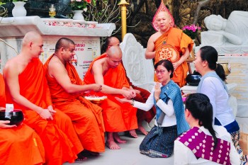 Đoàn Tổng Lãnh sự quán Lào tại Đà Nẵng chúc mừng An cư kiết hạ tại Chùa Tam Bảo