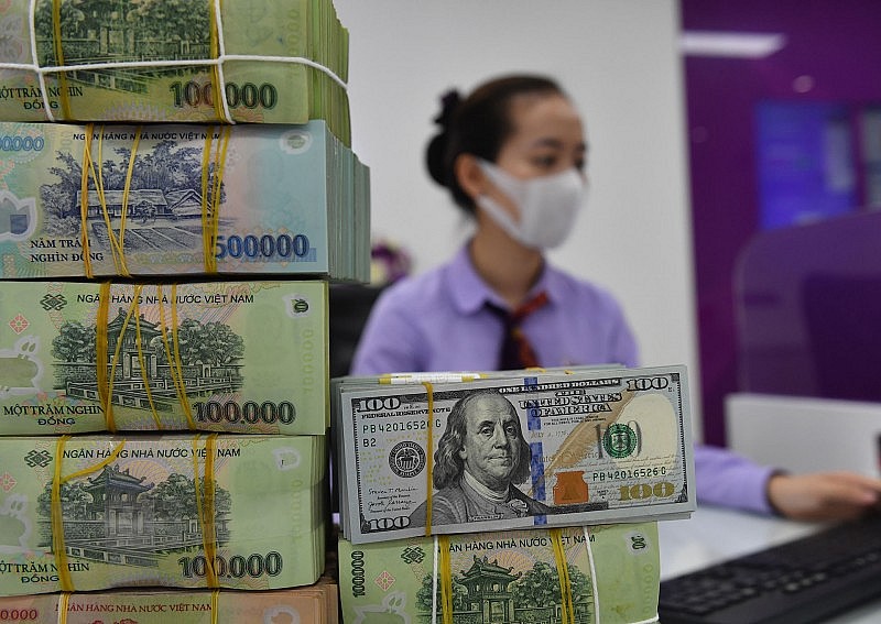Tỷ giá trung tâm giảm, giá USD ngân hàng tăng kịch trần