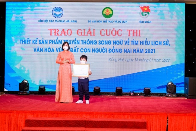 Trao giải cho thí sinh đạt giải tại Cuộc thi thiết kế sản phẩm truyền thông song ngữ tìm hiểu  lịch sử, văn hóa, vùng đất, con người tỉnh Đồng Nai năm 2021