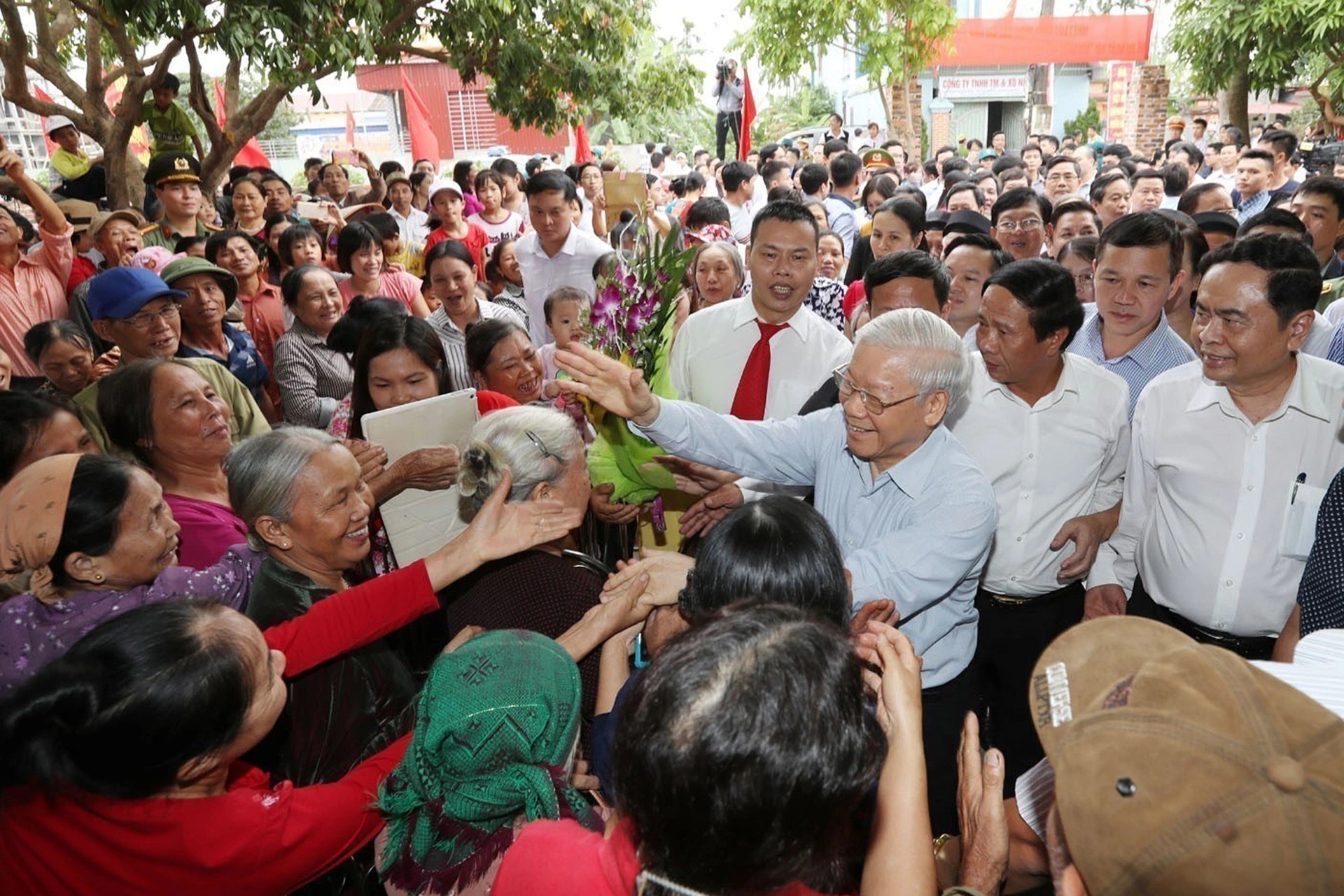 Những hình ảnh bình dị, nghĩa tình của Tổng Bí thư Nguyễn Phú Trọng Những hình ảnh bình dị, nghĩa tình của Tổng Bí thư Nguyễn Phú Trọng