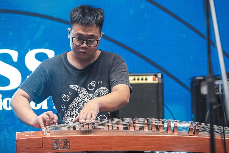 Anh Samuel, một người khuyết tật, tự tin biểu diễn trên sân khấu (Ảnh: The Star/Yap Chee Hong).