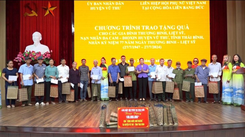 Liên hiệp hội phụ nữ Việt Nam tại CHLB Đức tặng quà cho người có công ở Thái Bình