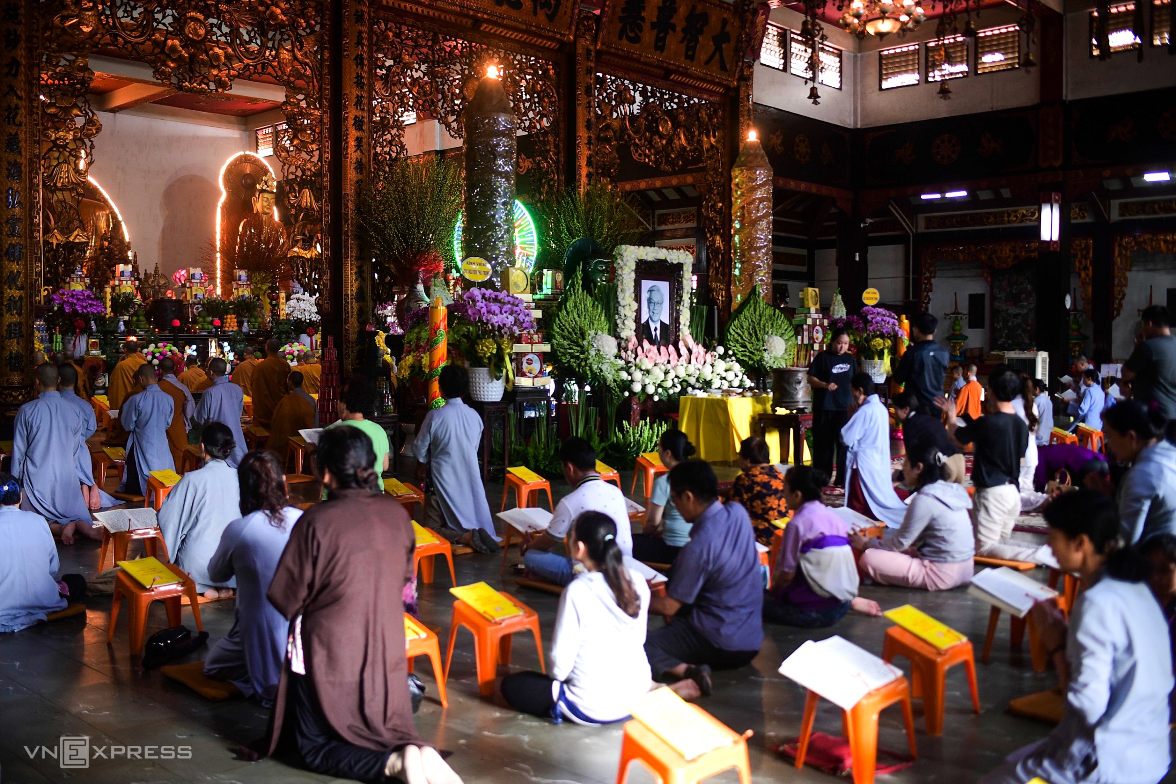 Các phật tử làm lễ cầu siêu trước di ảnh cố Tổng Bí thư Nguyễn Phú Trọng ở chánh điện chùa Vĩnh Nghiêm, quận 3, Thành phố Hồ Chí Minh sáng 23/7. (Ảnh: VnExpress)