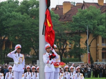 Thượng cờ rủ cùng dải băng đen tại quảng trường Ba Đình tưởng nhớ Tổng Bí thư Nguyễn Phú Trọng