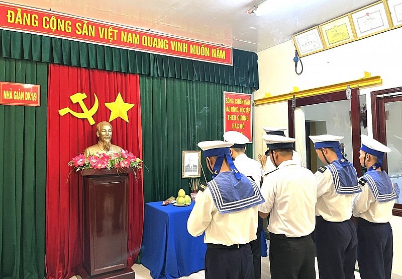 Cán bộ chiến sĩ Trường Sa treo cờ rủ tưởng nhớ Tổng Bí thư Nguyễn Phú Trọng
