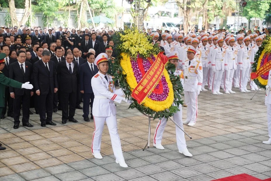 Đoàn Ban Chấp hành Trung ương Đảng Cộng sản Việt Nam do Chủ tịch nước Tô Lâm dẫn đầu vào kính viếng Tổng Bí thư Nguyễn Phú Trọng. Đoàn Ban Chấp hành Trung ương Đảng Cộng sản Việt Nam do Chủ tịch nước Tô Lâm dẫn đầu vào kính viếng Tổng Bí thư Nguyễn Phú Trọng.