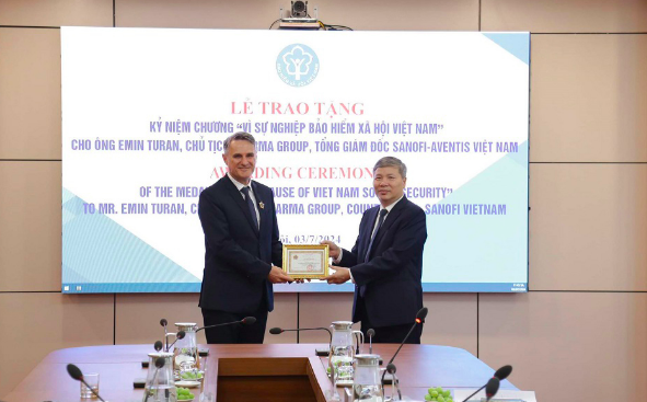 Trao Kỷ niệm chương Vì sự nghiệp BHXH Việt Nam cho đối tác Pháp